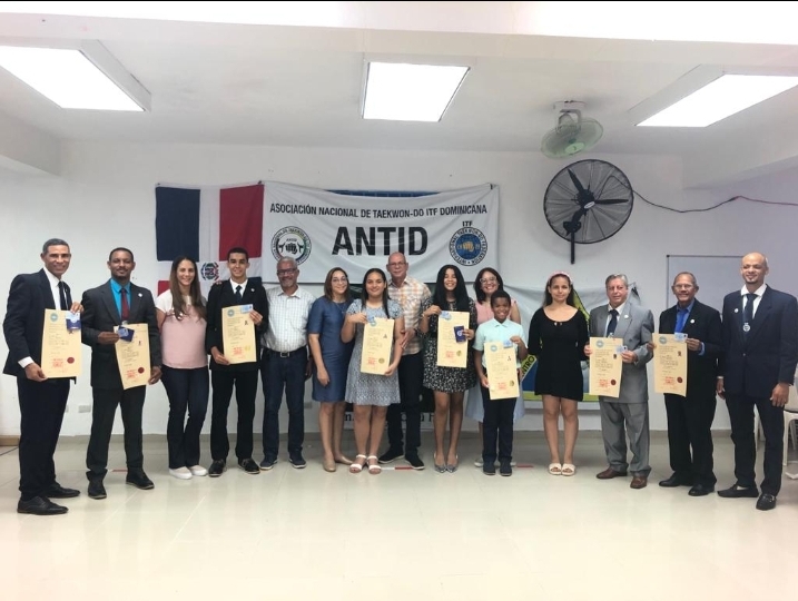 En este momento estás viendo GRADUACIÓN Y ENTREGA DE CERTIFICADOS PARA CINTURONES NEGROS